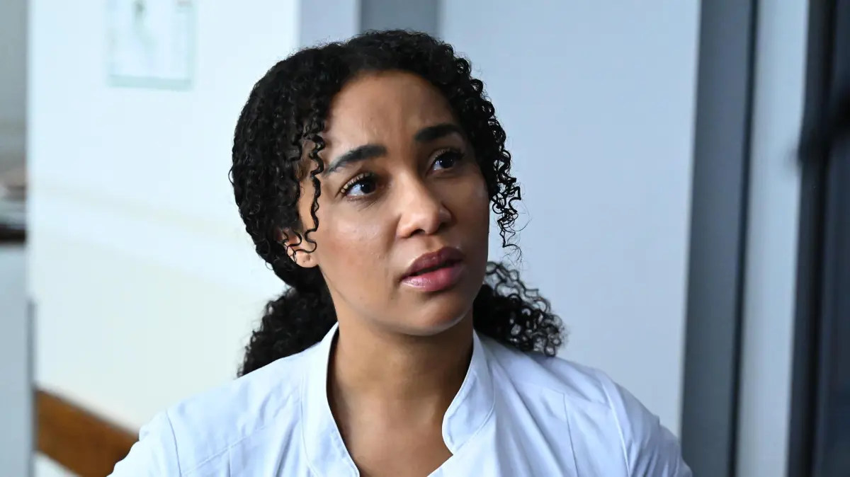 Mika Köster (Daniel Noah) sorgt mit seiner Ankunft im Steinkamp-Zentrum für Spannungen bei Imani Okana (Féréba Kóne).