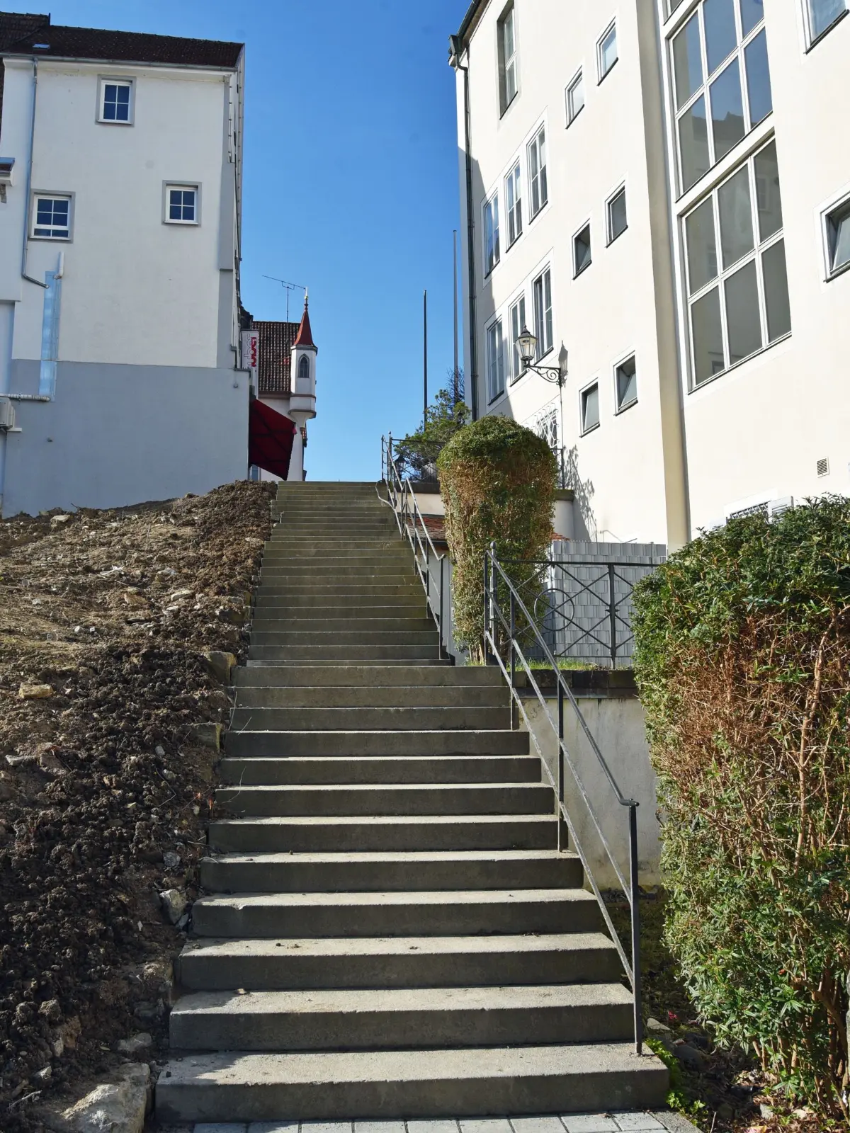 Endlich ist wieder ein weiteres Durchkommen von der Kaufhausstraße zum Marktplatz. Die Stadt hat die Treppenanlage sanieren lassen und wieder geöffnet.