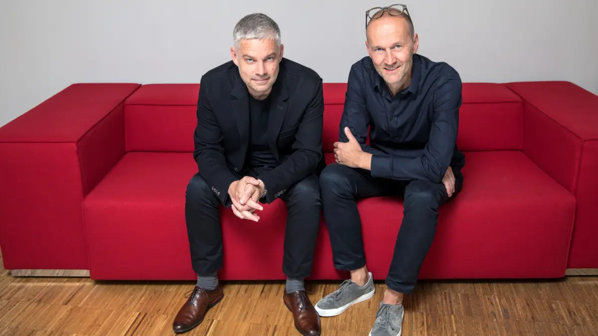 Markus Jehs und Jürgen Laub auf einem Casina-Sofa.