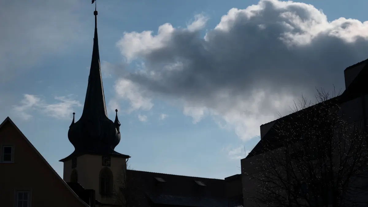 Fassungslosigkeit, Trauer und die Frage nach dem Warum: Bürgermeisterin Jacqueline Förderer hat vor der jüngsten Gemeinderatssitzung emotionale Worte zum Gewaltverbrechen in Schrozberg und zum Unfalltod von Christian Mauch gefunden.