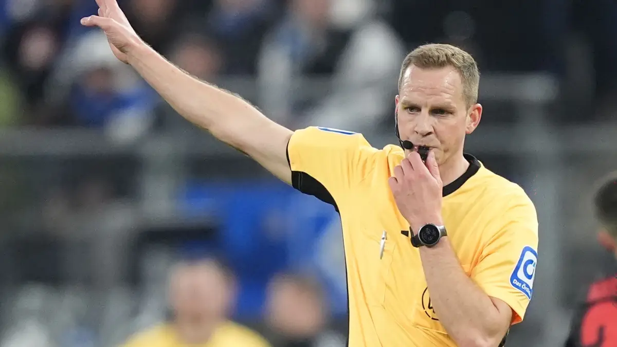 Hamburger SV - Bayer Leverkusen: 04.03.2026, Hamburg: Fußball, Männer: Bundesliga, Hamburger SV - Bayer Leverkusen, 17. Spieltag, Volksparkstadion, Schiedsrichter Sören Storks gestikuliert während der Partie. WICHTIGER HINWEIS: Gemäß den Vorgaben der DFL Deutsche Fußball Liga bzw. des DFB Deutscher Fußball-Bund ist es untersagt, in dem Stadion und/oder vom Spiel angefertigte Fotoaufnahmen in Form von Sequenzbildern und/oder videoähnlichen Fotostrecken zu verwerten bzw. verwerten zu lassen. Foto: Marcus Brandt/dpa +++ dpa-Bildfunk +++
