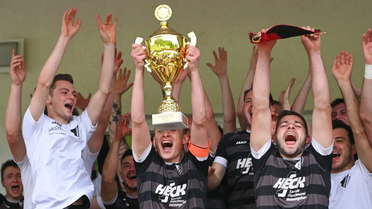 Niklas Kocher (SV Rangendingen, #08) und das Team feiert den Sieg, Jubel, positive Emotionen, Siegfreude
SV Rangendingen vs. SV Dotternhausen, Fussball, Bezirkspokal, Herren, Runde 6, Endspiel, Finale, Saison 2023/2024, 09.05.2024
Foto: Eibner-Pressefoto/Nicolas Woern