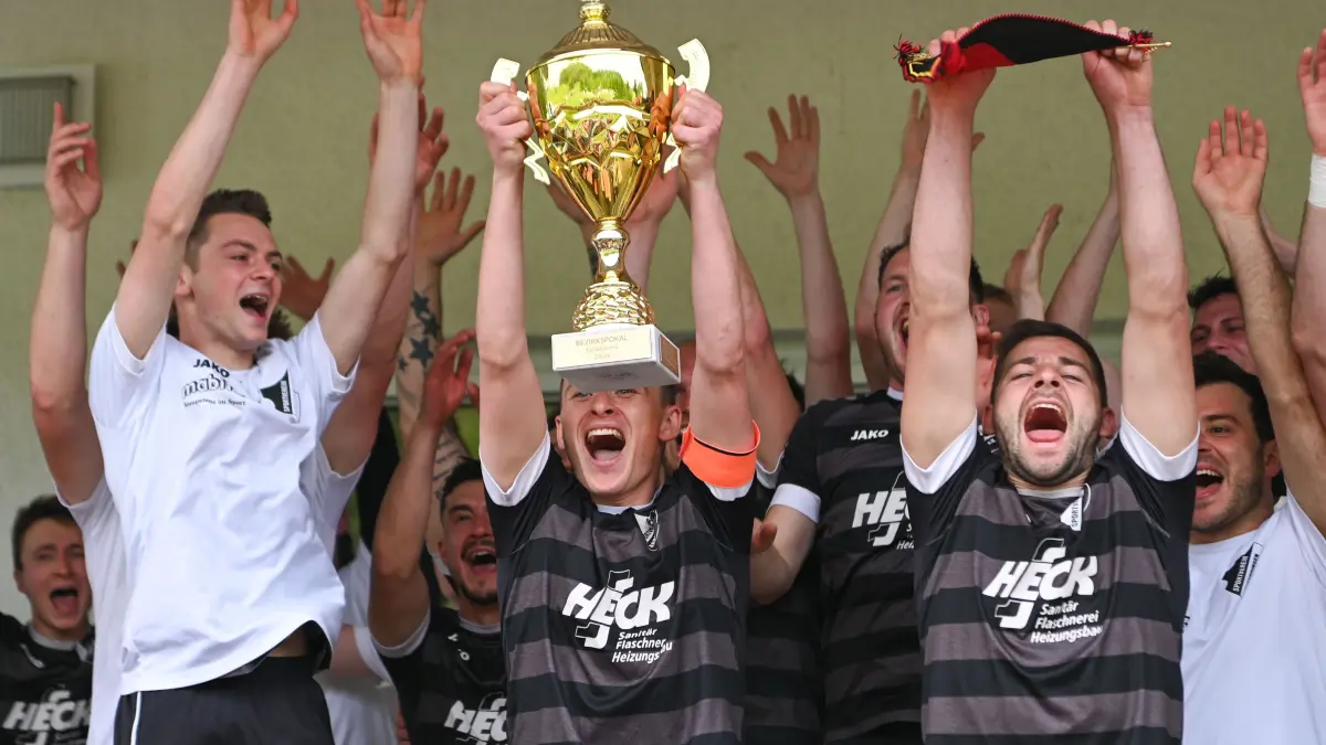 Niklas Kocher (SV Rangendingen, #08) und das Team feiert den Sieg, Jubel, positive Emotionen, Siegfreude
SV Rangendingen vs. SV Dotternhausen, Fussball, Bezirkspokal, Herren, Runde 6, Endspiel, Finale, Saison 2023/2024, 09.05.2024
Foto: Eibner-Pressefoto/Nicolas Woern