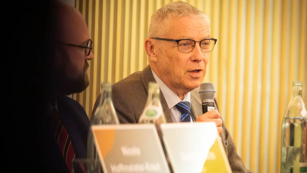 Hans-Peter Hörner (AfD) bei der Podiumsdiskussion von Südwest Presse Zollernalbkreis, Hohenzollerische Zeitung und Schwarzwälder Bote am 3. März in der Stadthalle in Balingen.