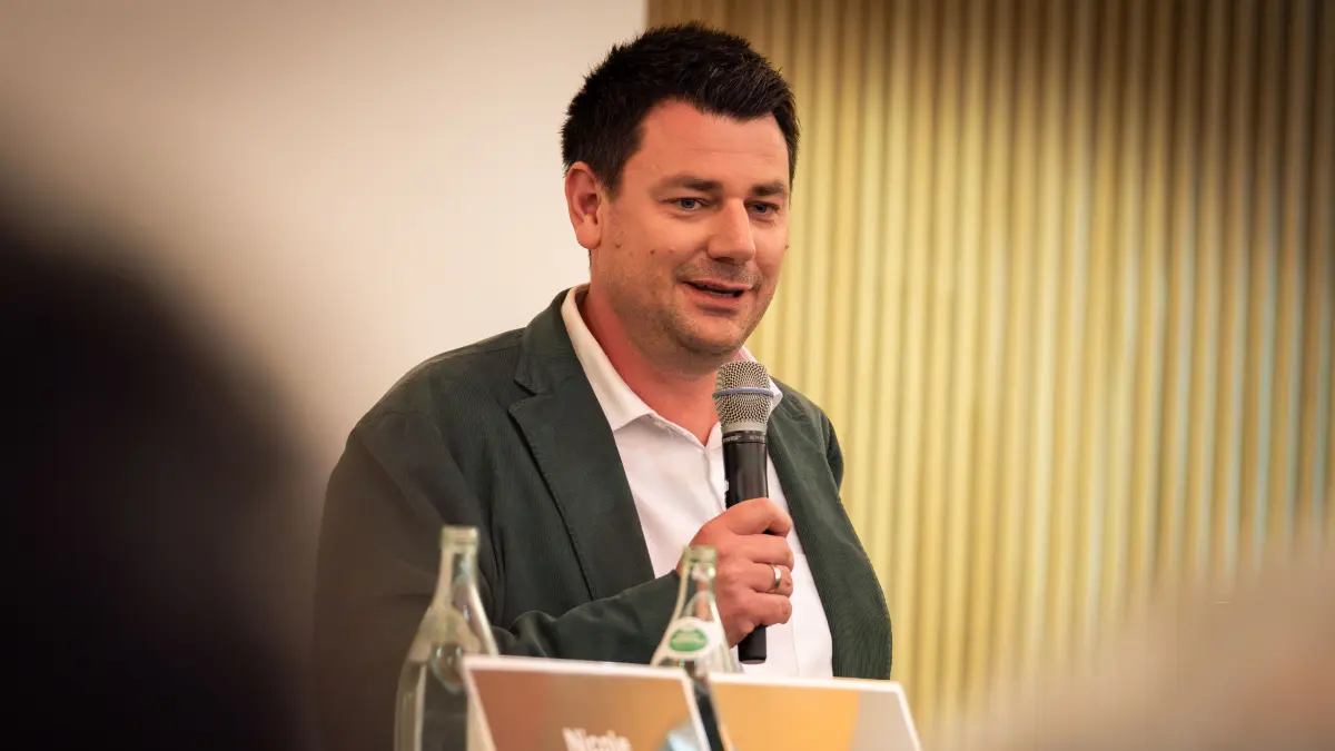 Geschäftsführer Tim Hager bei der Podiumsdiskussion von Südwest Presse Zollernalbkreis, Hohenzollerische Zeitung und Schwarzwälder Bote am 3. März in der Stadthalle in Balingen.