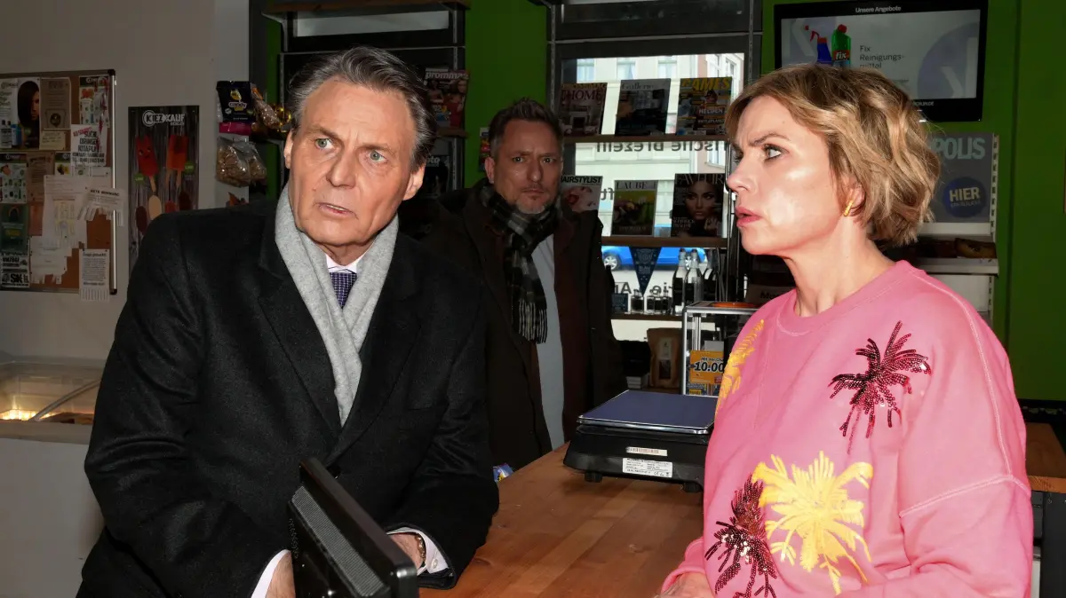 Michi (Lars Pape) bekommt mit, wie Jo Gerner (Wolfgang Bahro) und Yvonne (Gisa Zach) wieder vermehrt Kontakt haben.