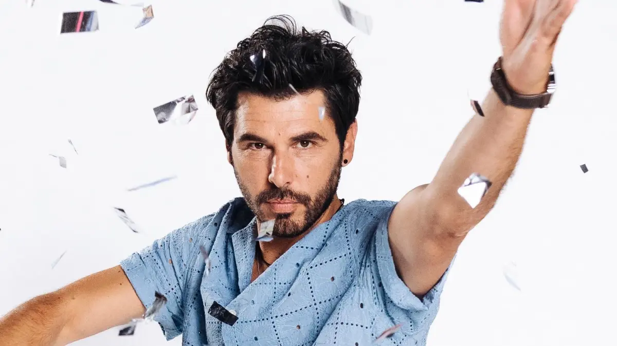 Matteo Borazzio (Riccardo Angelini) sagt Ja zu Emma (Luisa Binger) – Valea (Antonia Kolano) freut sich über das glückliche Familienmoment.