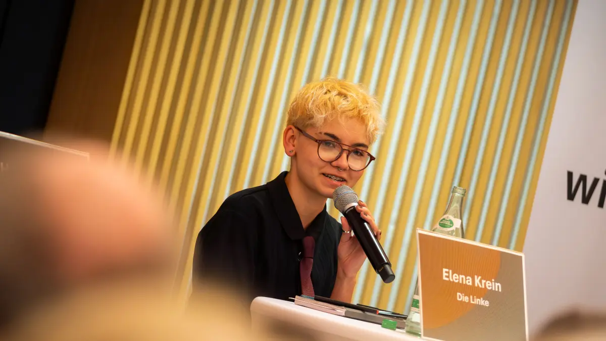 Elena „Loo“ Krein (Die Linke) bei der Podiumsdiskussion von Südwest Presse Zollernalbkreis, Hohenzollerische Zeitung und Schwarzwälder Bote am 3. März in der Stadthalle in Balingen.