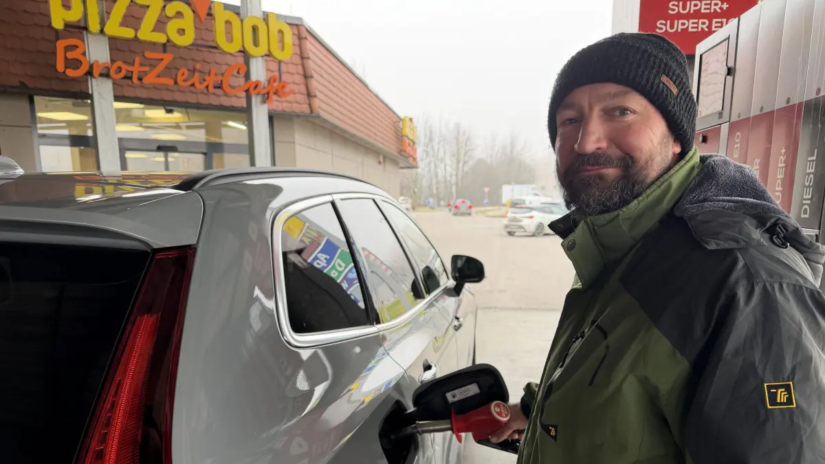 Es hilft nichts, es muss getankt werden trotz der hohen Preise: Mario Scholz aus Ehingen an der Zapfsäule der Tankstelle am Alb-Donau-Center