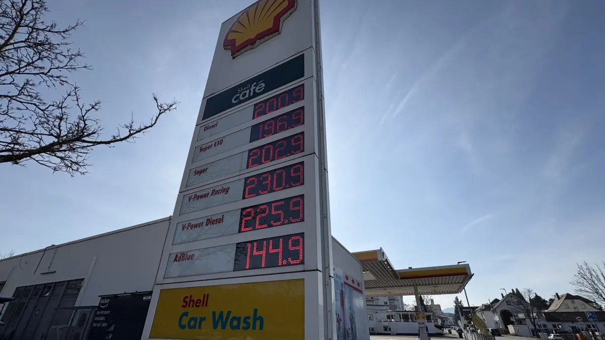 An der Shell-Tankstelle der "Tankstellengruppe Pflumm" in Balingen lag der Preis pro Liter Diesel am Mittwoch um die Mittagszeit bei gut zwei Euro.
