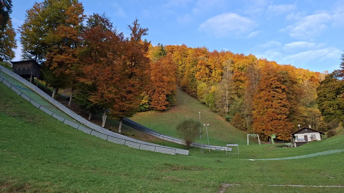 Bereits drei Jahre nach der Vereinsgründung eröffnet: die Skischanze in Meßstetten. Skispringen ist eine Disziplin, die im Skiverein Meßstetten trainiert werden kann.