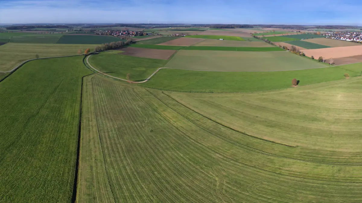 Drohnenaufnahme von Feld und Flur bei Hilgartshausen. Rechts oben: Brettheim.