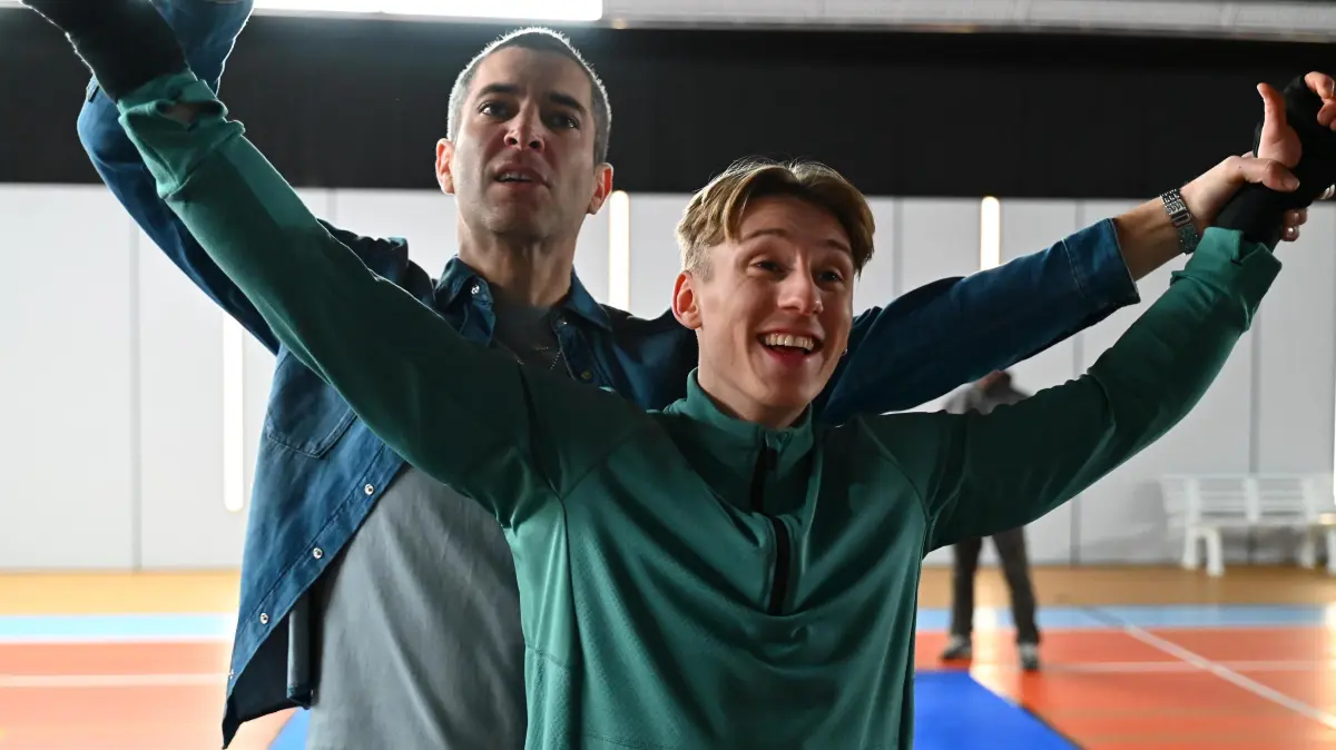 Dragan (Florian Thunemann) setzt alles daran, Lennox (Leif Lunburg) vom Singen abzubringen – doch seine Mittel erschrecken selbst Isabelle (Ania Niedieck).