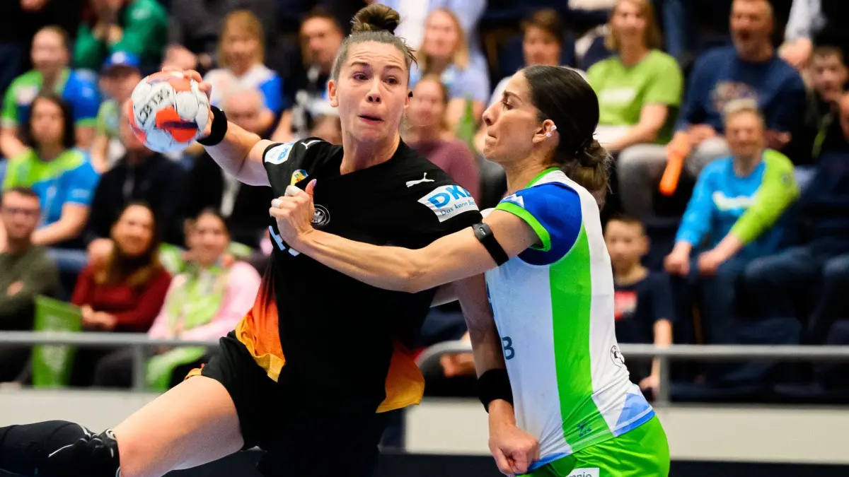 Slowenien - Deutschland: 04.03.2026, Slowenien, Celje: Handball, Frauen: EM-Qualifikation, Slowenien - Deutschland, 2. Runde, Gruppe 3, 3. Spieltag, Emily Vogel (l, Deutschland) und Ana Abina (Slowenien) in Aktion. Foto: Marco Wolf/dpa +++ dpa-Bildfunk +++
