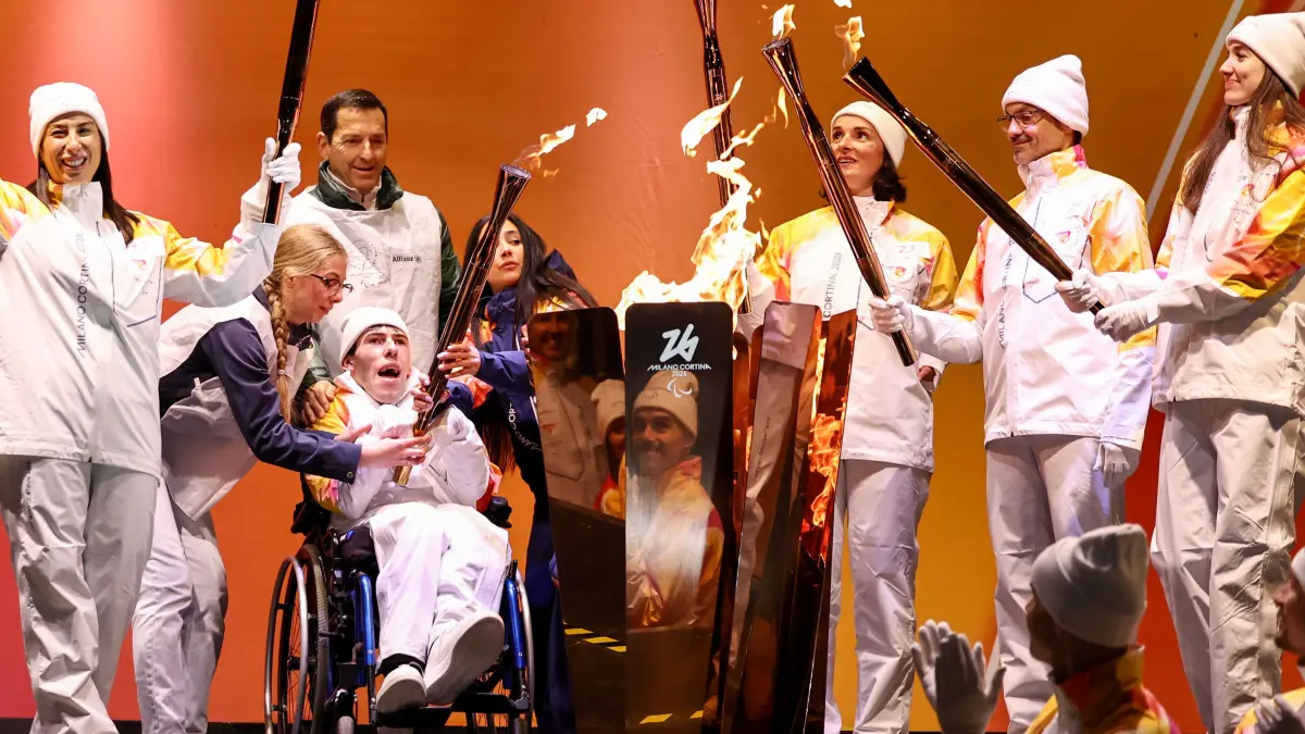 Fackelträger entzünden den Kessel mit der Flamme der Paralympischen Winterspiele Mailand-Cortina 2026. +++ dpa-Bildfunk +++
