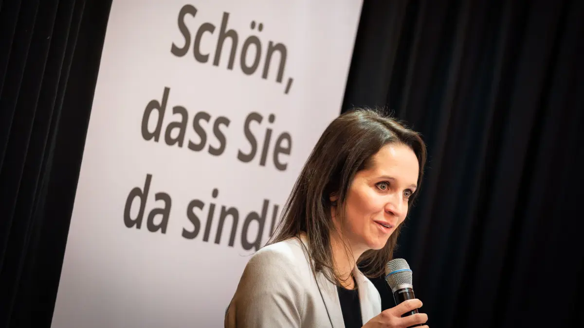 Redaktionsleiterin Julia Gern bei der Podiumsdiskussion von Südwest Presse Zollernalbkreis, Hohenzollerische Zeitung und Schwarzwälder Bote am 3. März in der Stadthalle in Balingen.