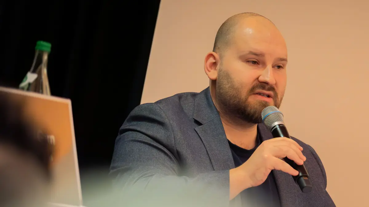 Maurice Rössler (Grüne) bei der Podiumsdiskussion von Südwest Presse Zollernalbkreis, Hohenzollerische Zeitung und Schwarzwälder Bote am 3. März in der Stadthalle in Balingen.