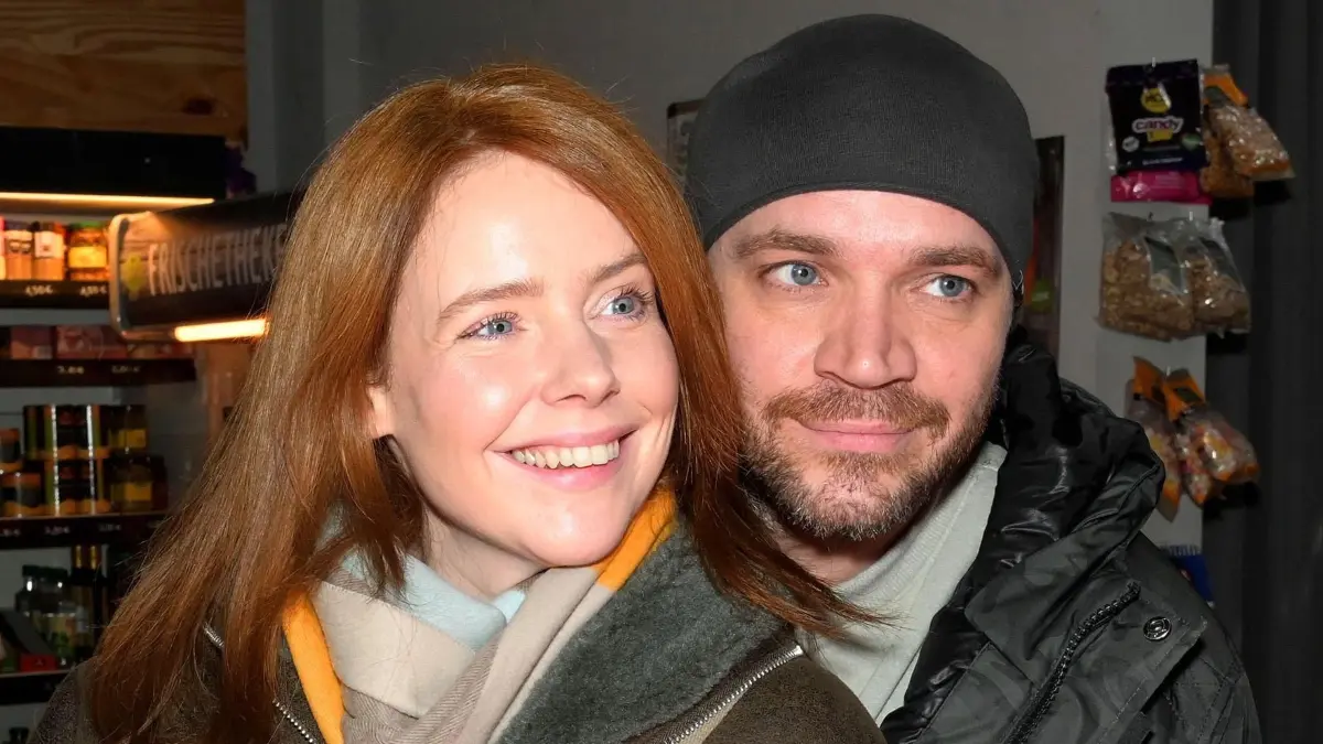 Toni (Olivia Marei) ahnt nicht, dass Erik (Patrick Heinrich) ihr fremdgeht.