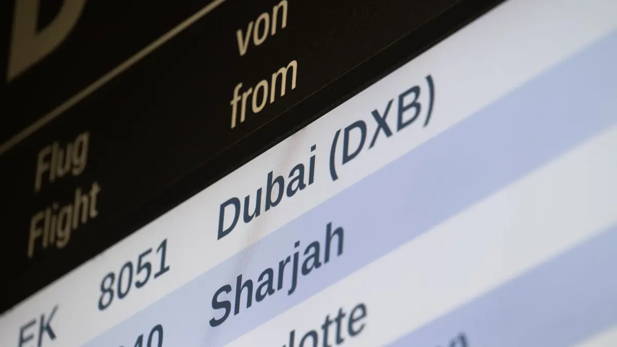 Sonderflug aus Dubai in München angekommen: 03.03.2026, Bayern, München: «Dubai» steht auf einer Anzeige am Flughafen München. Am Dienstag wird dort eine Sondermaschine der Fluggesellschaft Emirates mit deutschen Urlaubern erwartet. Die Maschine war in Dubai gestartet. Nach Angaben eines Sprechers des Reisekonzerns Tui befinden sich unter den Passagieren rund 200 Gäste des Unternehmens. (zu dpa: «Dubai-Rückkehrer: «Wussten nicht, ob wir wieder rauskommen»») Foto: Armin Weigel/dpa +++ dpa-Bildfunk +++