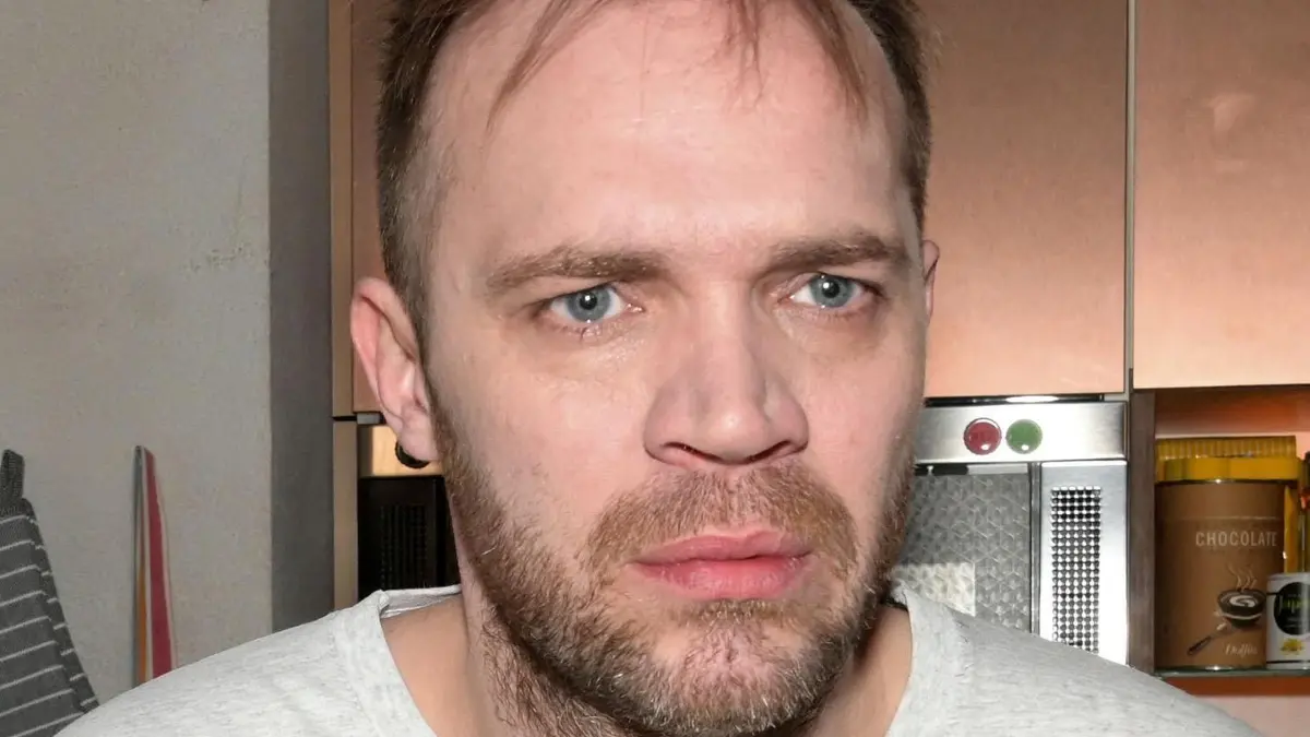 Erik (Patrick Heinrich) hat bei GZSZ eine heimliche Affäre.