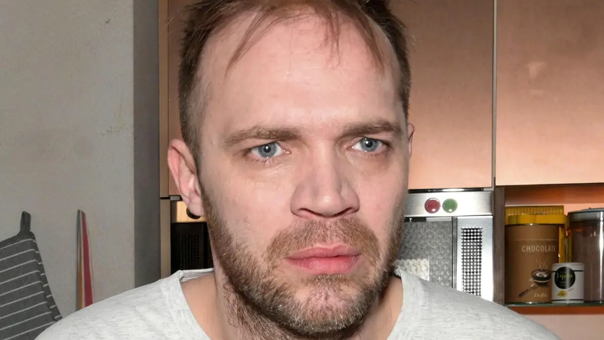 Erik (Patrick Heinrich) hat bei GZSZ eine heimliche Affäre.