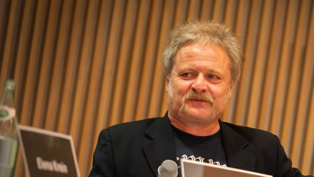 Redaktionsleiter Ernst Klett bei der Podiumsdiskussion von Südwest Presse Zollernalbkreis, Hohenzollerische Zeitung und Schwarzwälder Bote am 3. März in der Stadthalle in Balingen.