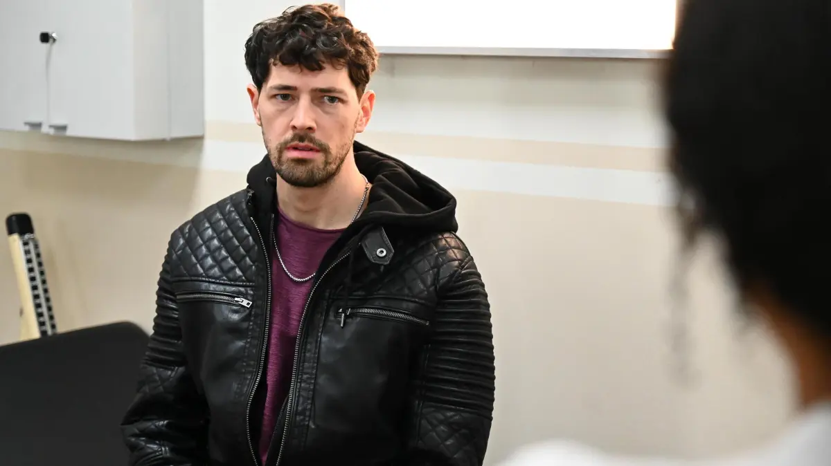 Mika (Daniel Noah) erschleicht sich einen Job im Steinkamp-Zentrum.