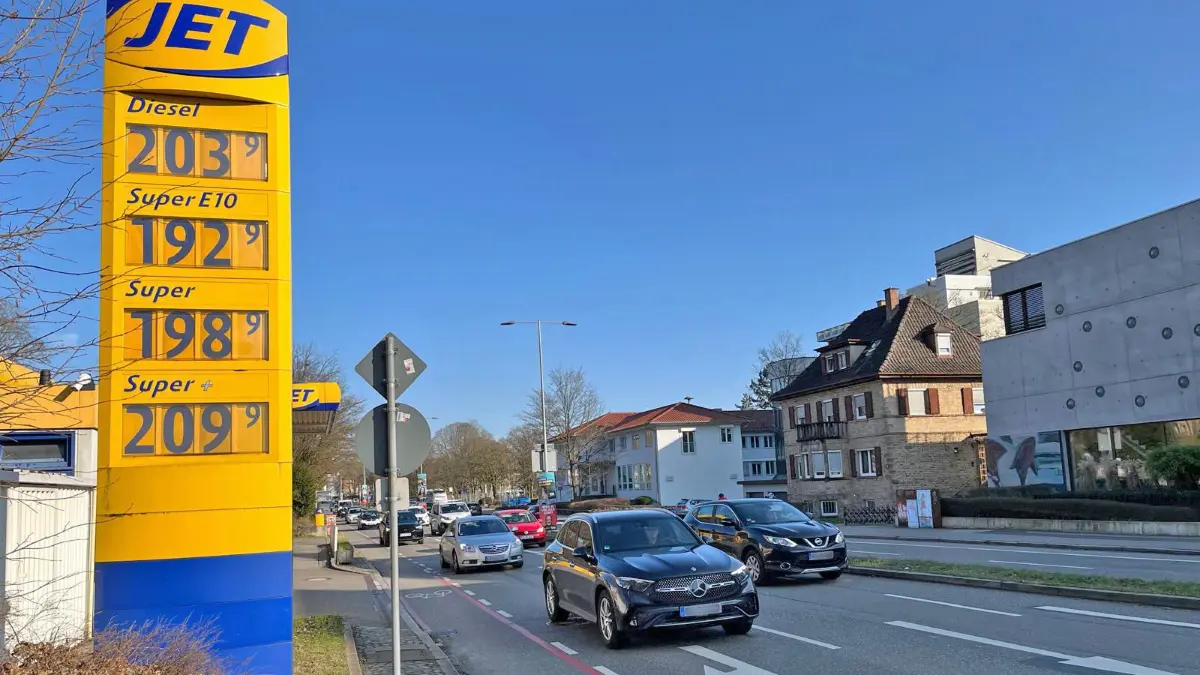 Tankstelle in der Wilhelmstraße in Tübingen: Die Preise für Benzin und Diesel sind deutlich gestiegen.