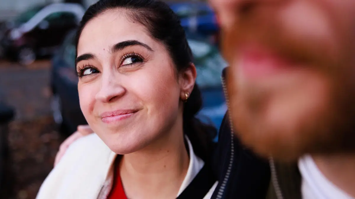 Traumsequenz: Esma (Özge Delioglan) träumt sich in Tobias' (Patrick Müller) Arme.