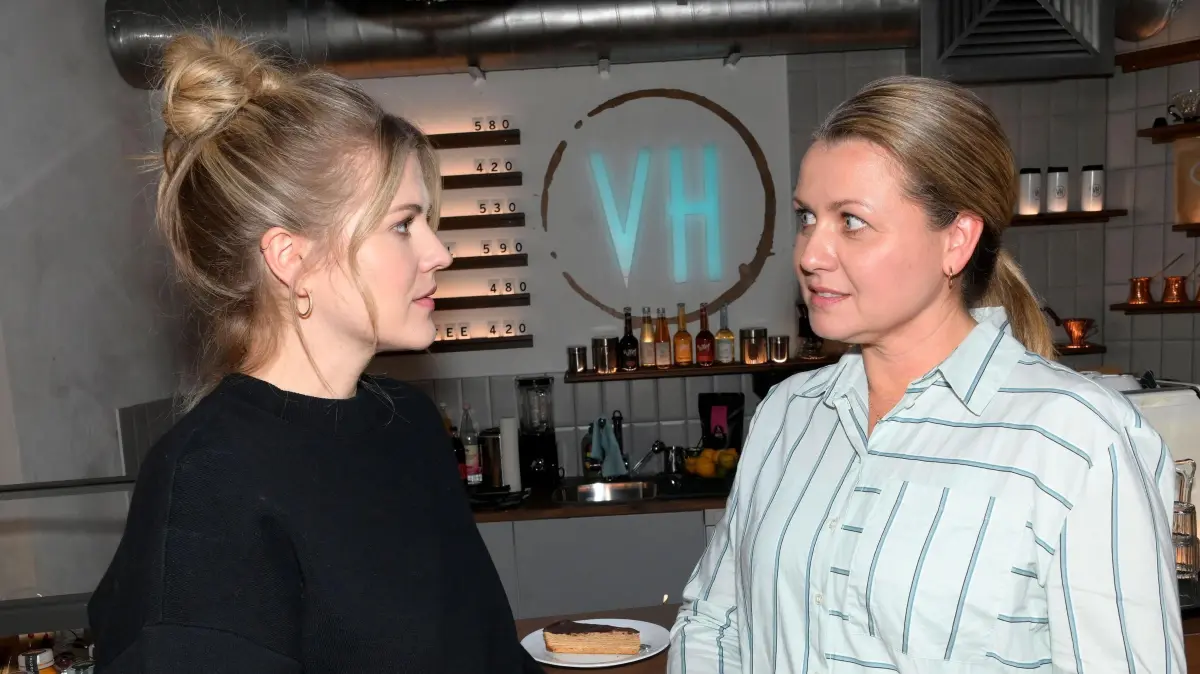 Alicia (Josefin Bressel, l.) ist stolz, dass ihre Mutter Sabine (Jessica Boehrs) ihren eigenen Weg geht.