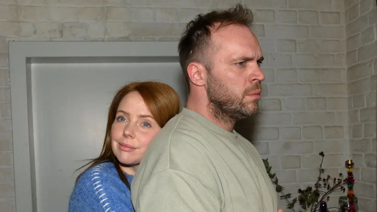 Toni (Olivia Marei) und Erik (Patrick Heinrich) müssen ihren Urlaub absagen.