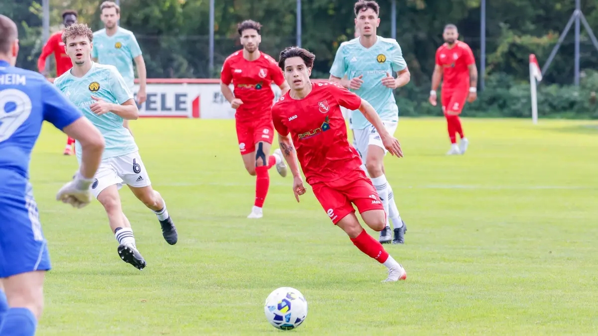 Predrag Djordjevic (links) spielte in der Vorrunde noch für den TSV Crailsheim, in der Winterpause wechselte er zur SSV Schwäbisch Hall und ist jetzt Teamkollege von Selcuk Vural (am Ball).