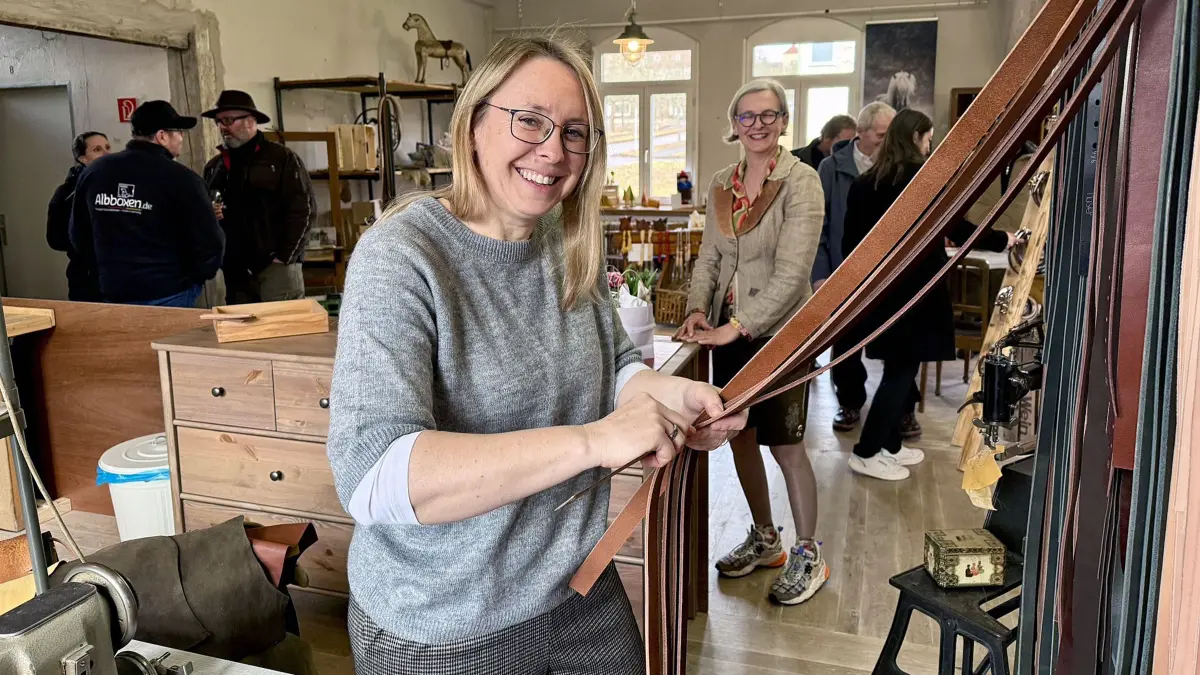 Neue Manufaktur im Münsinger Albgut: Lederkünstlerin Tanja Weippert und im Hintergrund Anneliese Tress von "Annegrets Welt", bei der die Lederwerkstatt eingezogen ist.