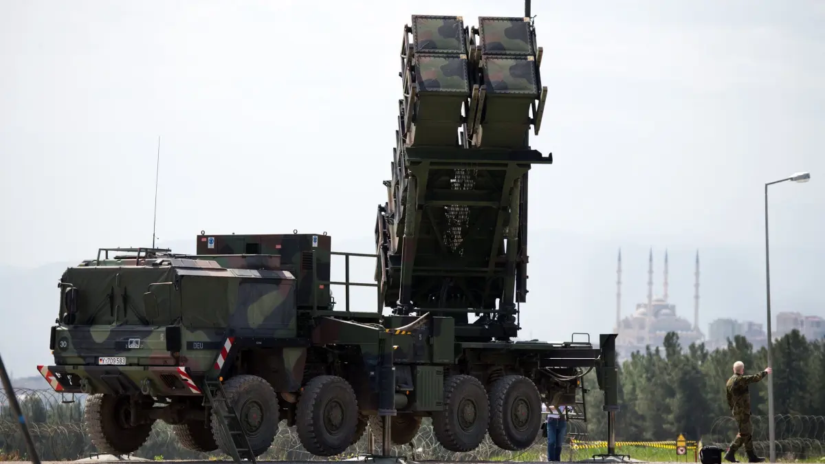„Patriot“-Feuereinheit: ARCHIV - 24.03.2014, Türkei, Kahramanmaras: Eine «Patriot»-Feuereinheit der Bundeswehr steht in Kahramanmaras in der Türkei. (zu dpa: «Nato erhöht wegen Iran Einsatzbereitschaft der Raketenabwehr») Foto: Bernd von Jutrczenka/dpa +++ dpa-Bildfunk +++