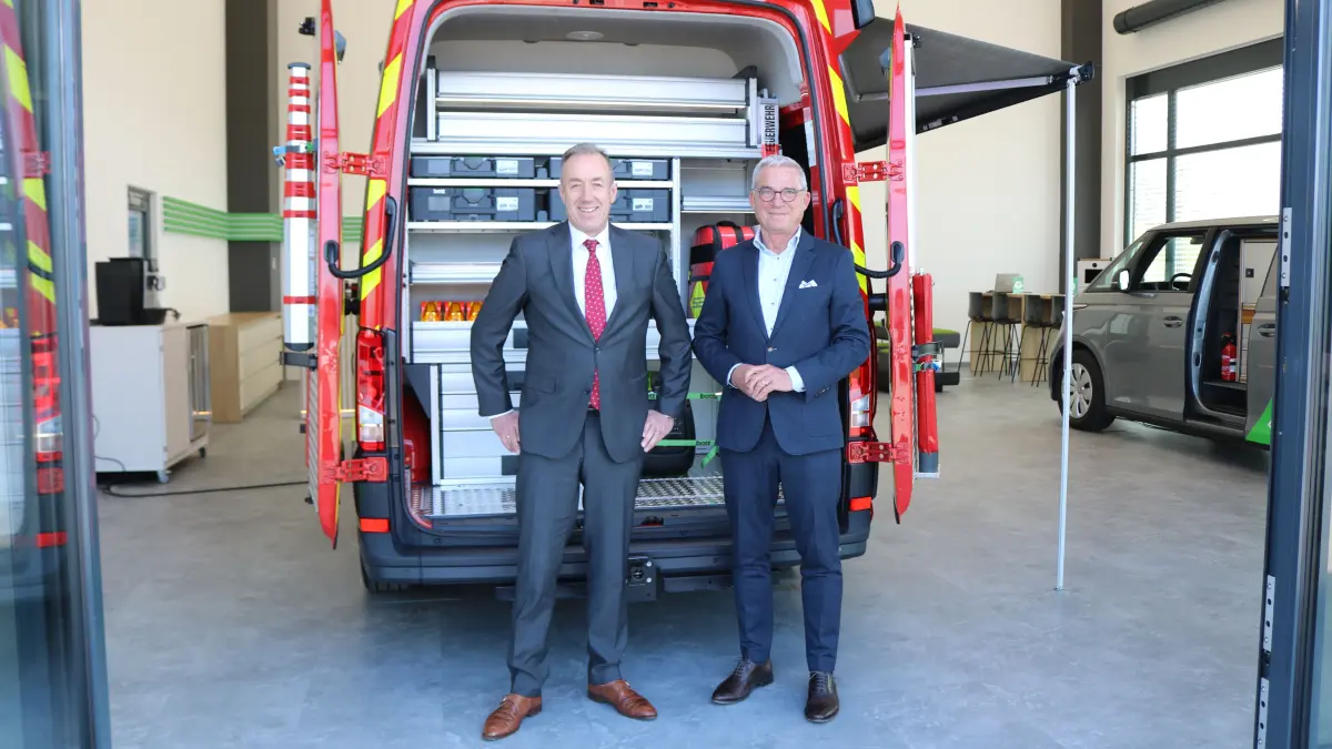 Jan Willem Jongert, CEO von Bott, führte Innenminister Thomas Strobl das Leistungsspektrum des Familienunternehmens vor Augen.