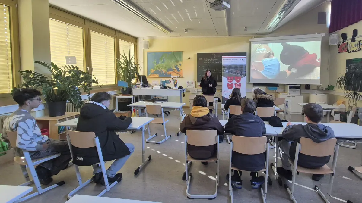 Beim Berufsinfo-Tag an der Grund- und Werkrealschule in St. Johann lernen die Schülerinnen und Schüler in kleinen Gruppen verschiedene Berufe statt. Vorgestellt werden diese von Auszubildenden oder frisch Ausgebildeten. In diesem Jahr war auch das Tierheim Reutlingen vertreten und Elena Rugna erzählte aus ihrem Alltag als Tierpflegerin.