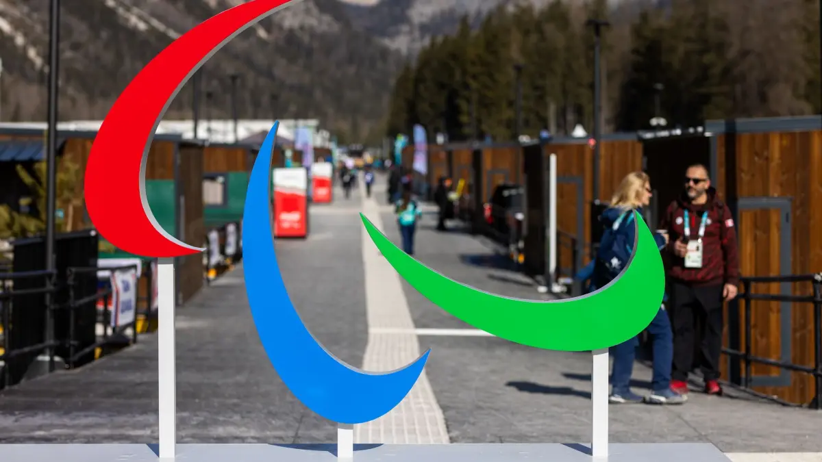 Paralympics 2026: 05.03.2026, Italien, Cortina D'ampezzo: Das Logo des Internationalen Paralympischen Komitees (englisch International Paralympic Committee, IPC) ist im paralympischen Dorf in Cortina zu sehen. Die Paralympischen Winterspiele in Mailand und Cortina d’Ampezzo werden am 6. März eröffnet. Die Abschlussfeier findet am 15. März statt. Foto: Philipp von Ditfurth/dpa +++ dpa-Bildfunk +++