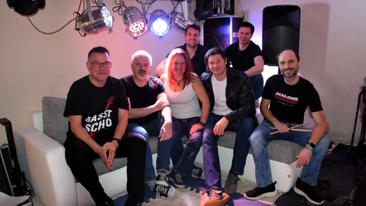 Ein witziger Haufen im Rampenlicht ihres Proberaums: die Off Beats. Dazu gehören Mihel, Uwe, Judith, Martin, Hans-Peter, Achim und Martin.