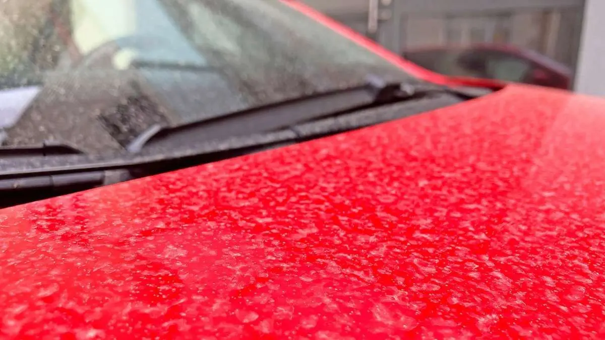 Saharastaub auf einem Auto: Diesmal fällt er wohl nicht zu Boden.
