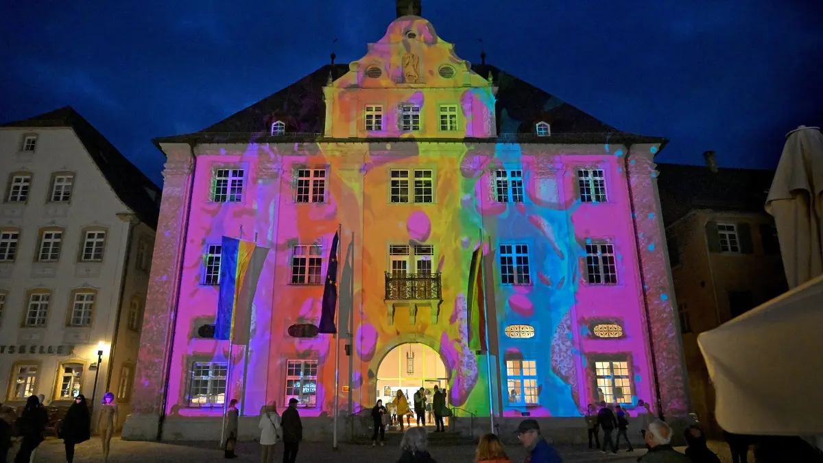(ohne Überschrift): Vorsicht: Dieses Foto ist möglicherweise nur für den einstigen Verlag Schwäbisches Tagblatt verwendbar. Illuminiertes Rathaus bei der Kulturnacht. Bild: Stadt Rottenburg am Neckar / Steffen Schlüter
