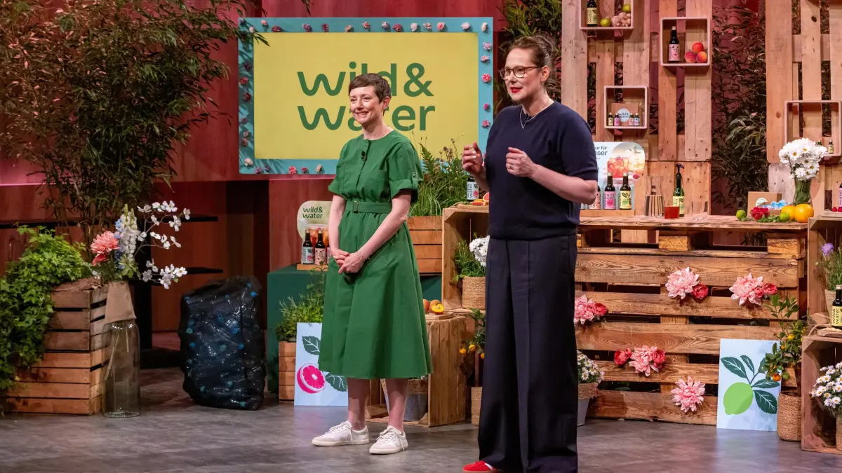 Madlen Baetzgen (r.) und Christina Schwörbel (l.) präsentieren mit Wild & Water Tee Extrakte für die Mischung mit Wasser.