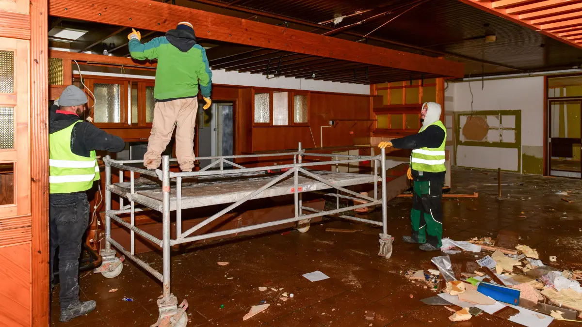 Charakteristisch für das ehemalige Unteroffiziersheim war die imposante Theke im Schankbereich; nur noch Reste sind davon auf dem Foto zu erkennen.