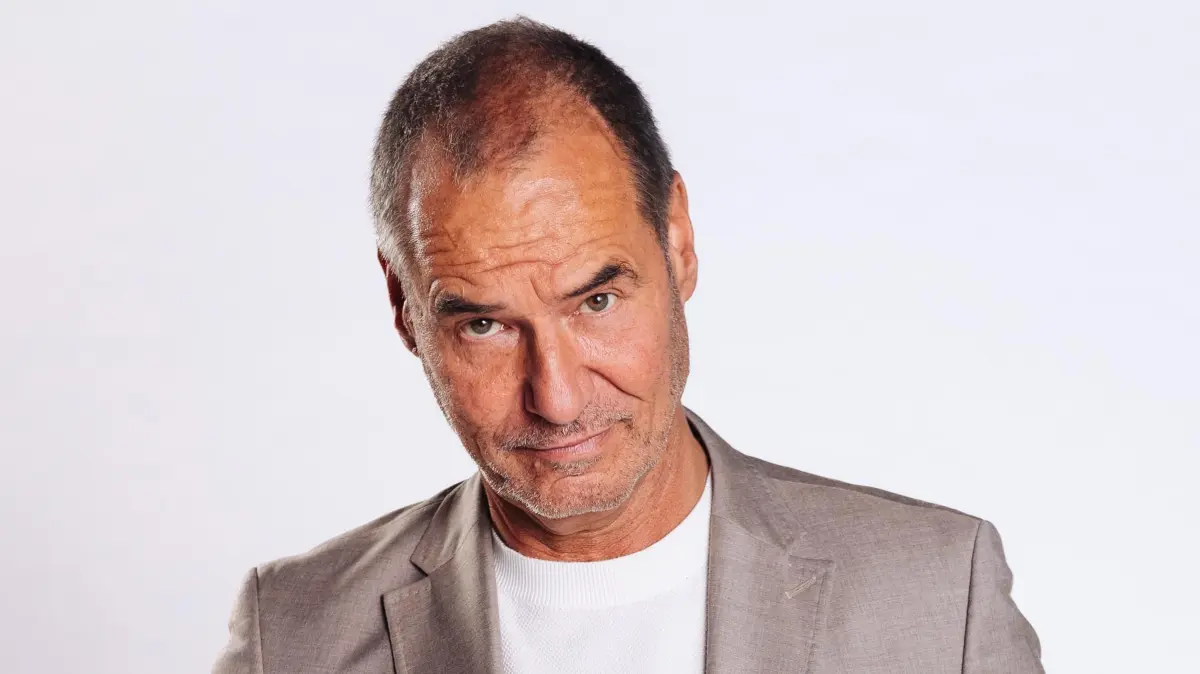 Richard Steinkamp (Silvan-Pierre Leirich) glaubt fest an das Talent von Nele Jung (Maria Müller) und organisiert für die junge Tennisspielerin eine große Chance.