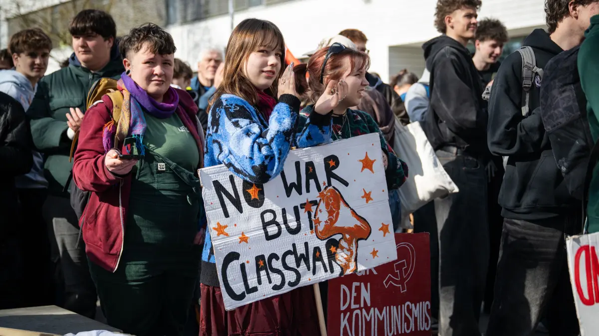Demonstration gegen Wehrpflicht, hier: Kundgebung vor dem Uhland-Gymnasium