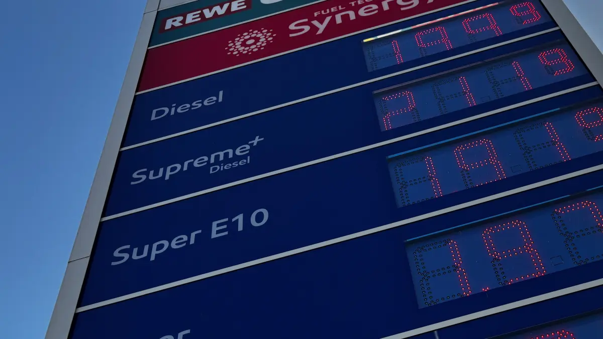 Viele Kunden ärgern sich über die hohen Spritpreise. Bei der Esso-Tankstelle Metzingen geht es allerdings gesittet zu.