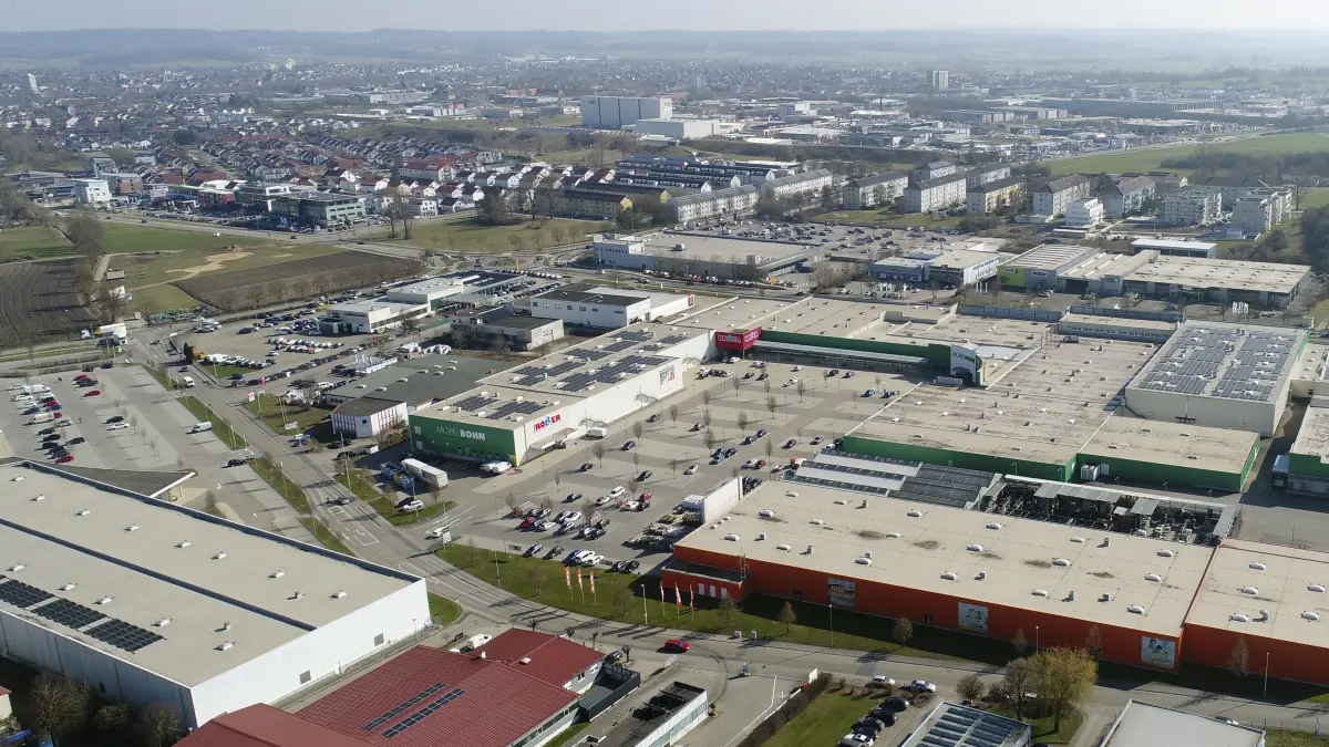 In Roßfeld gibt es mehrere großflächige Fachmärkte. Im ehemaligen Roller-Markt (Mitte) möchte die Firma Bohn ein Fachmarktzentrum mit Decathlon, dm und Edeka errichten.
