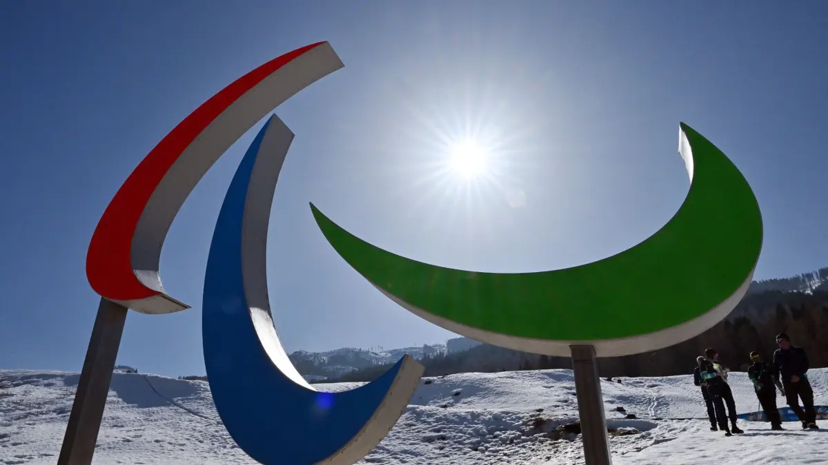 Paralympics 2026: 05.03.2026, Italien, Tesero: Das Logo der Paralympics im Tesero Cross-Country Skiing Stadium. Hier werden die Wettkämpfe im Para Biathlon und Para Skilanglauf der Paralympischen Spiele ausgetragen. Die XIV. Winter-Paralympics finden vom 6. bis 15. März 2026 statt. Foto: Martin Schutt/dpa +++ dpa-Bildfunk +++