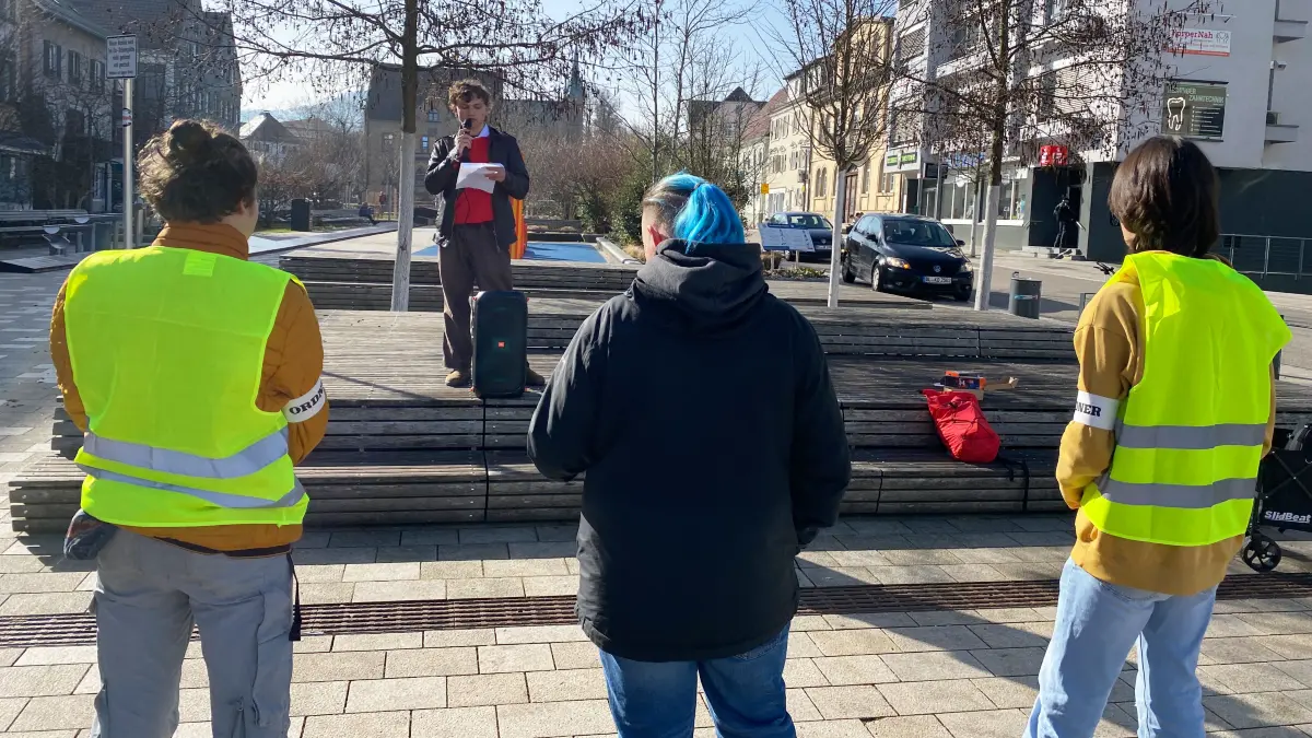 Wie in 150 anderen deutschen Städten gingen am Donnerstag auch in Hechingen Schülerinnen und Schüler auf die Straße, um gegen Wehrpflicht und Militarisierung zu demonstrieren.