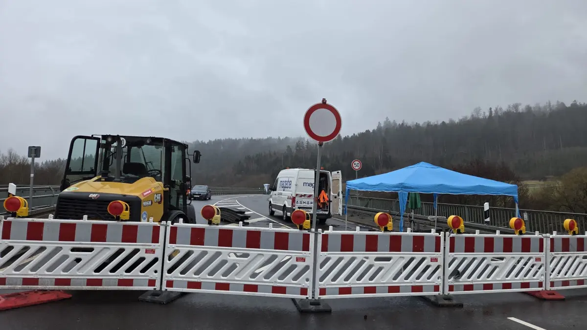 Seit 23. Februar war die Brücke bei Fichtenberg voll gesperrt. Am 6. März, eine Woche früher als geplant, enden die Sanierungsarbeiten.
