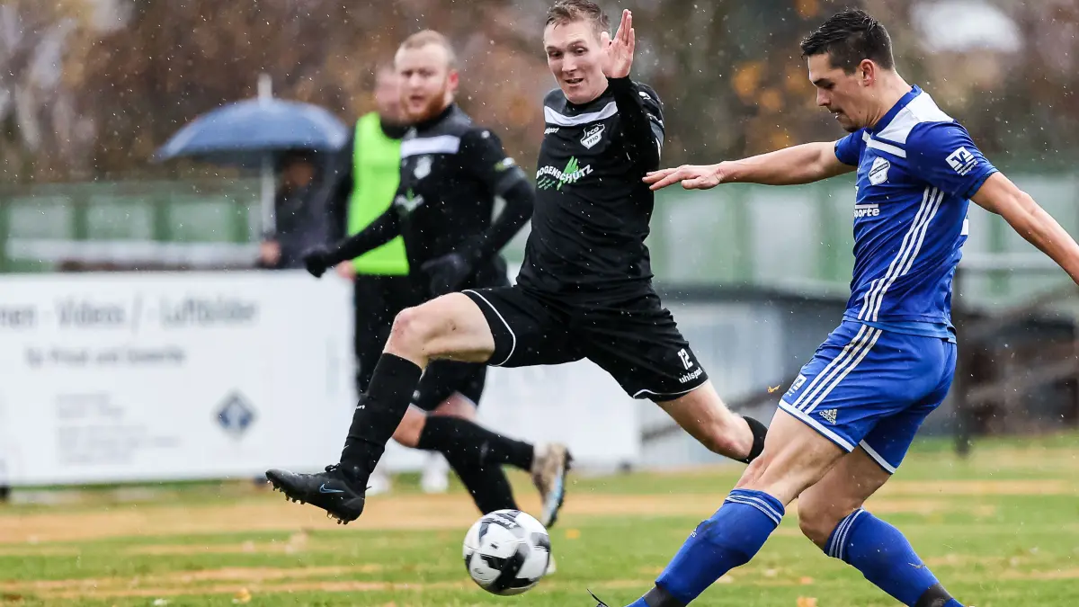 David Kleinfeld (TSV Trillfingen#02), Tim Wiest (FC Grosselfingen#12)
GER, TSV Trillfingen vs FC Grosselfingen, Fussball, Bezirksliga Alb, 13. Spieltag, 12.11.23, Saison 2023/2024
DFB/DFL REGULATIONS PROHIBIT ANY USE OF PHOTOGRAPHS AS IMAGE SEQUENCES AND/OR QUASI-VIDEO
Foto: Eibner-Pressefoto/Roger Buerke